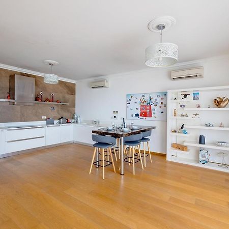 Seafront Apartment In Sliema With Pool, Upmarket Complex Bagian luar foto