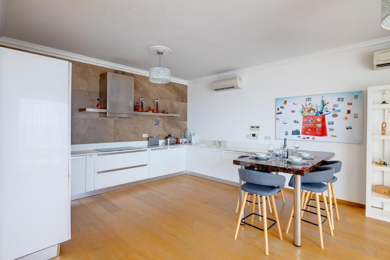 Seafront Apartment In Sliema With Pool, Upmarket Complex Bagian luar foto