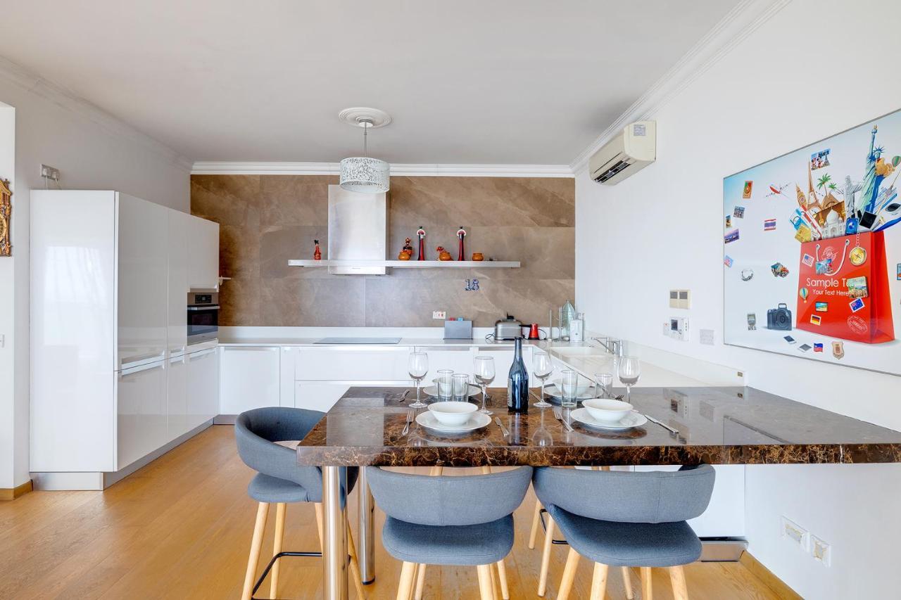 Seafront Apartment In Sliema With Pool, Upmarket Complex Bagian luar foto