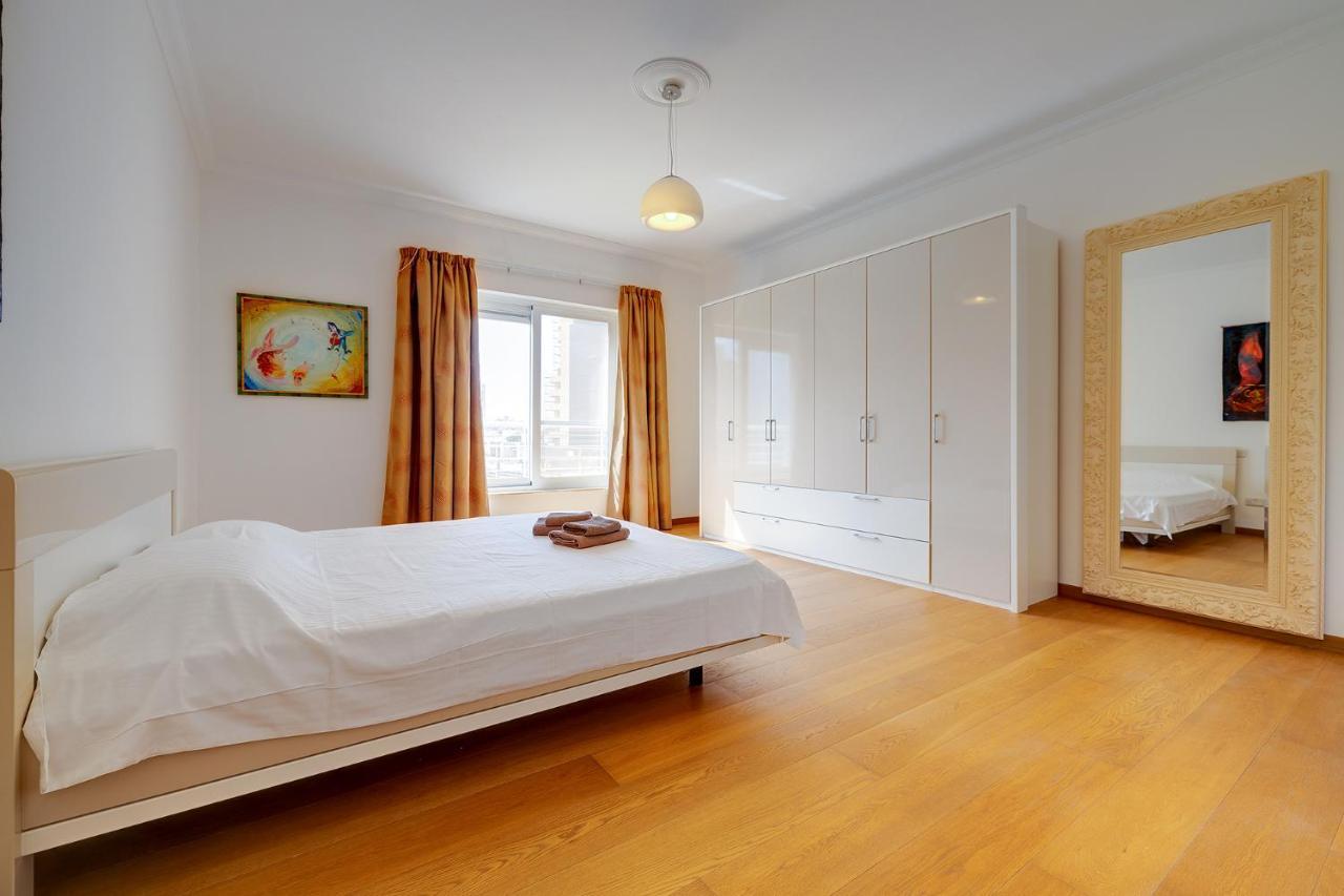 Seafront Apartment In Sliema With Pool, Upmarket Complex Bagian luar foto