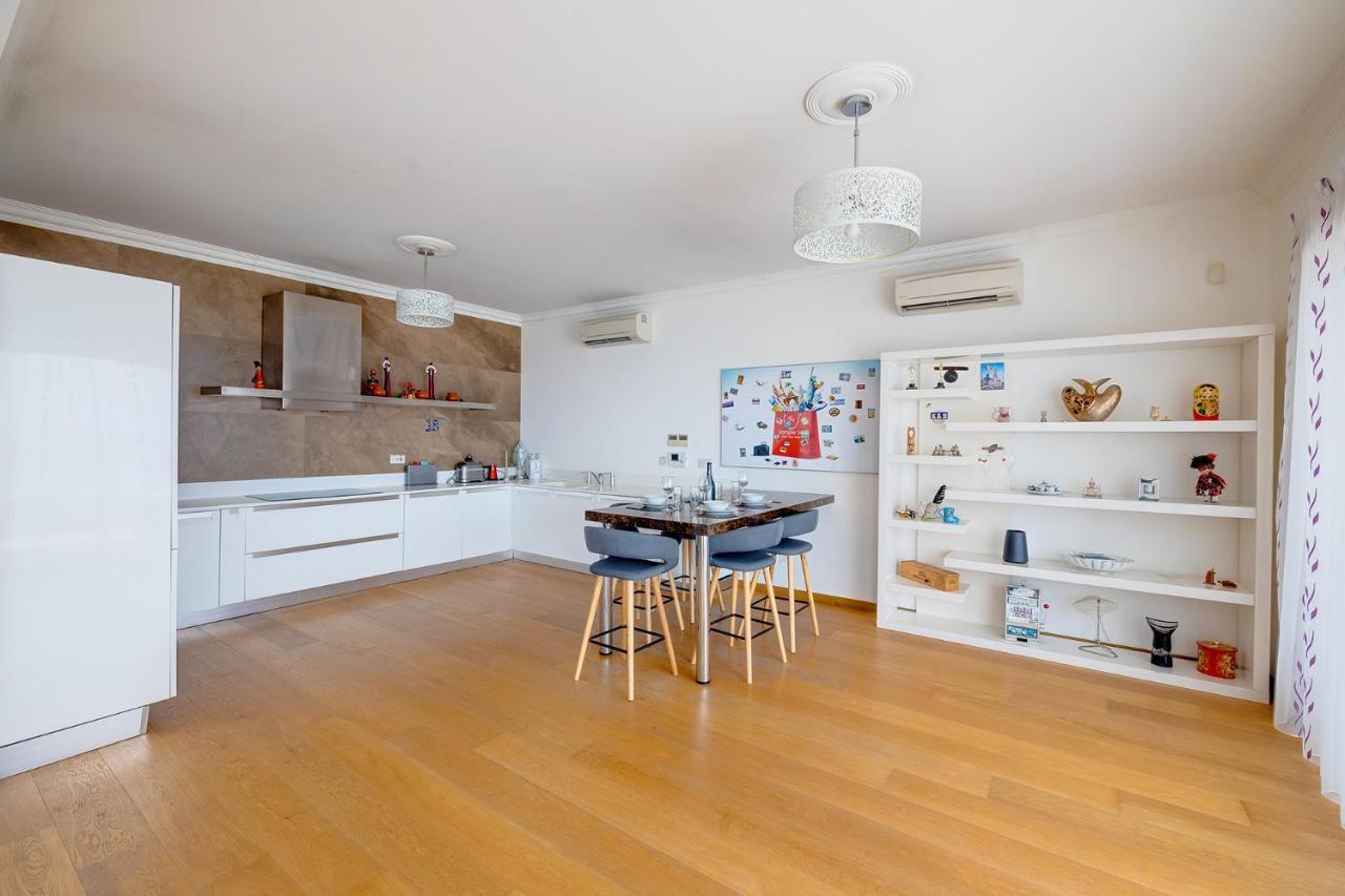 Seafront Apartment In Sliema With Pool, Upmarket Complex Bagian luar foto