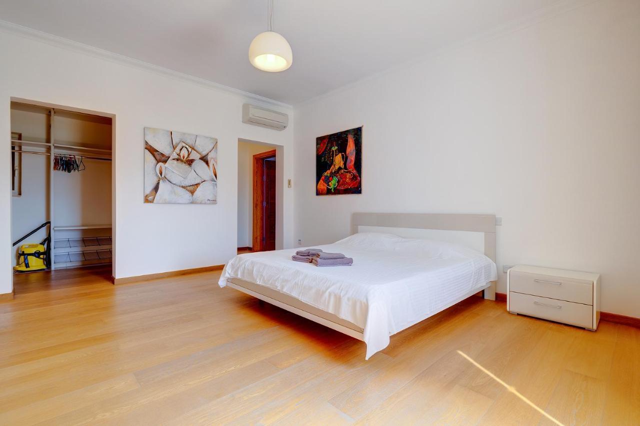 Seafront Apartment In Sliema With Pool, Upmarket Complex Bagian luar foto