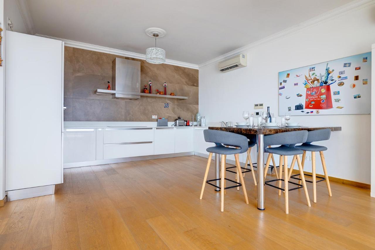Seafront Apartment In Sliema With Pool, Upmarket Complex Bagian luar foto