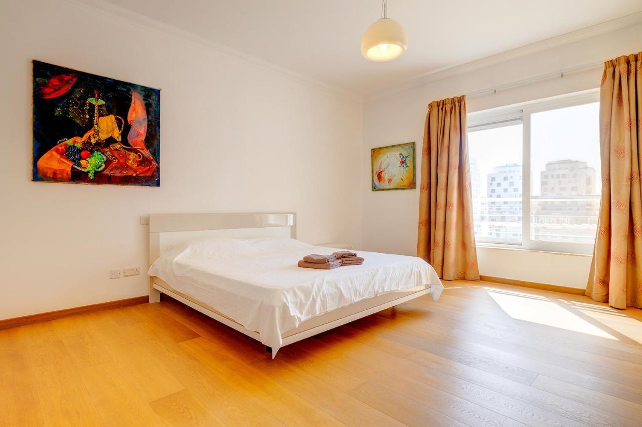 Seafront Apartment In Sliema With Pool, Upmarket Complex Bagian luar foto