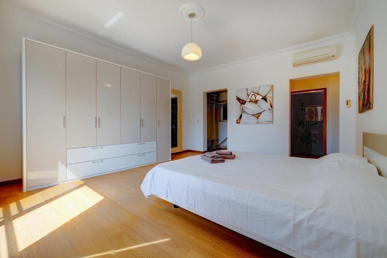 Seafront Apartment In Sliema With Pool, Upmarket Complex Bagian luar foto