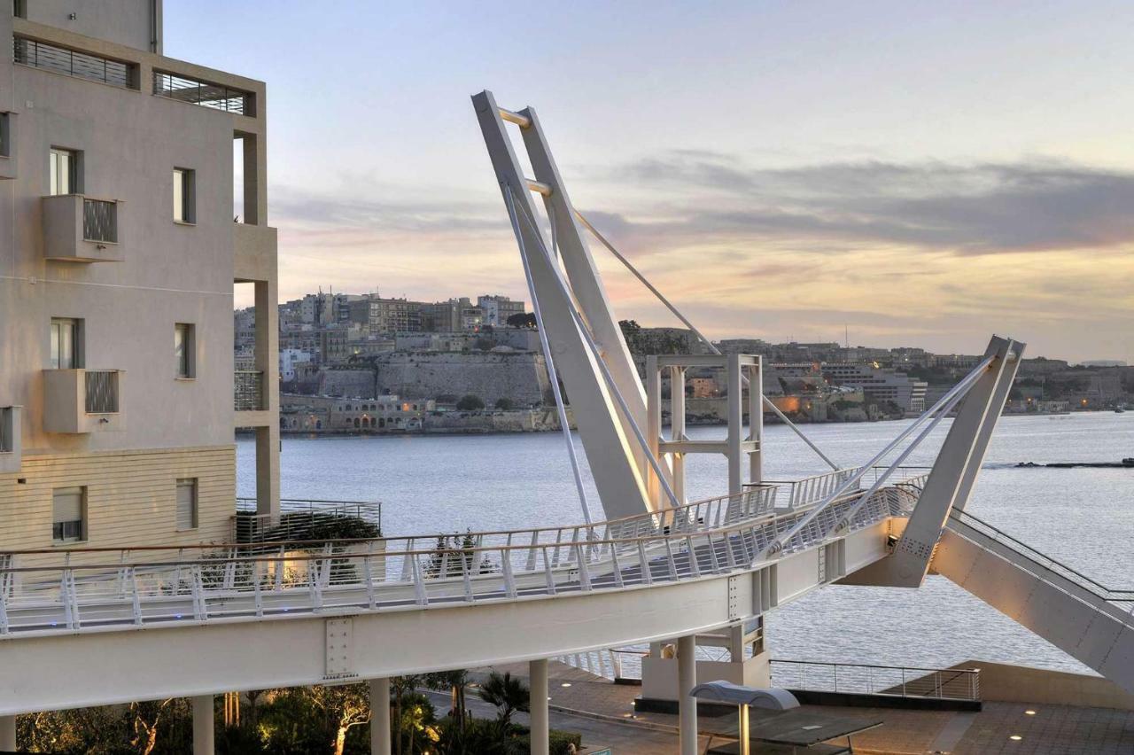 Seafront Apartment In Sliema With Pool, Upmarket Complex Bagian luar foto