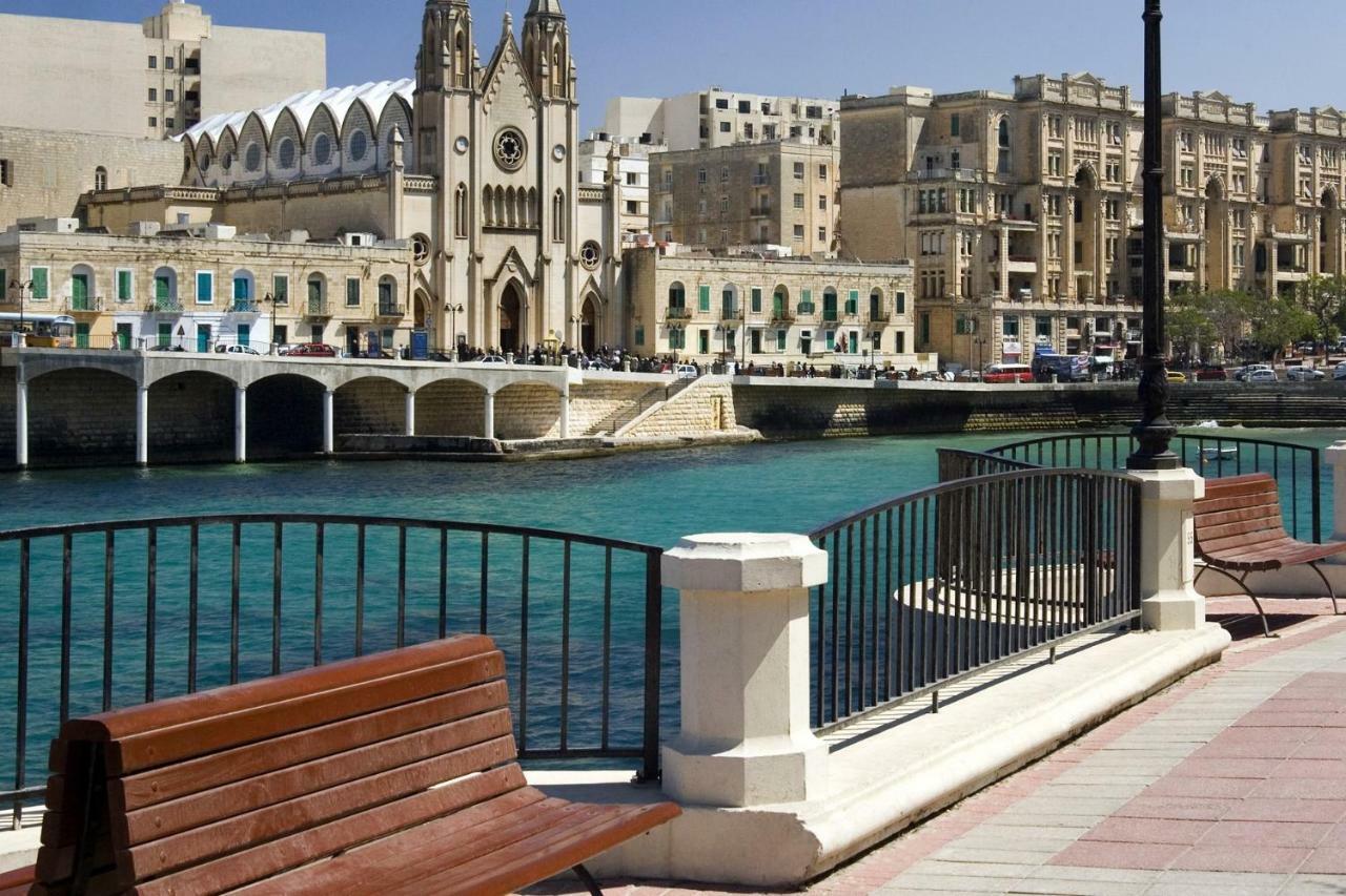 Seafront Apartment In Sliema With Pool, Upmarket Complex Bagian luar foto