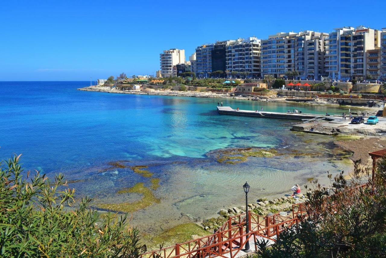 Seafront Apartment In Sliema With Pool, Upmarket Complex Bagian luar foto
