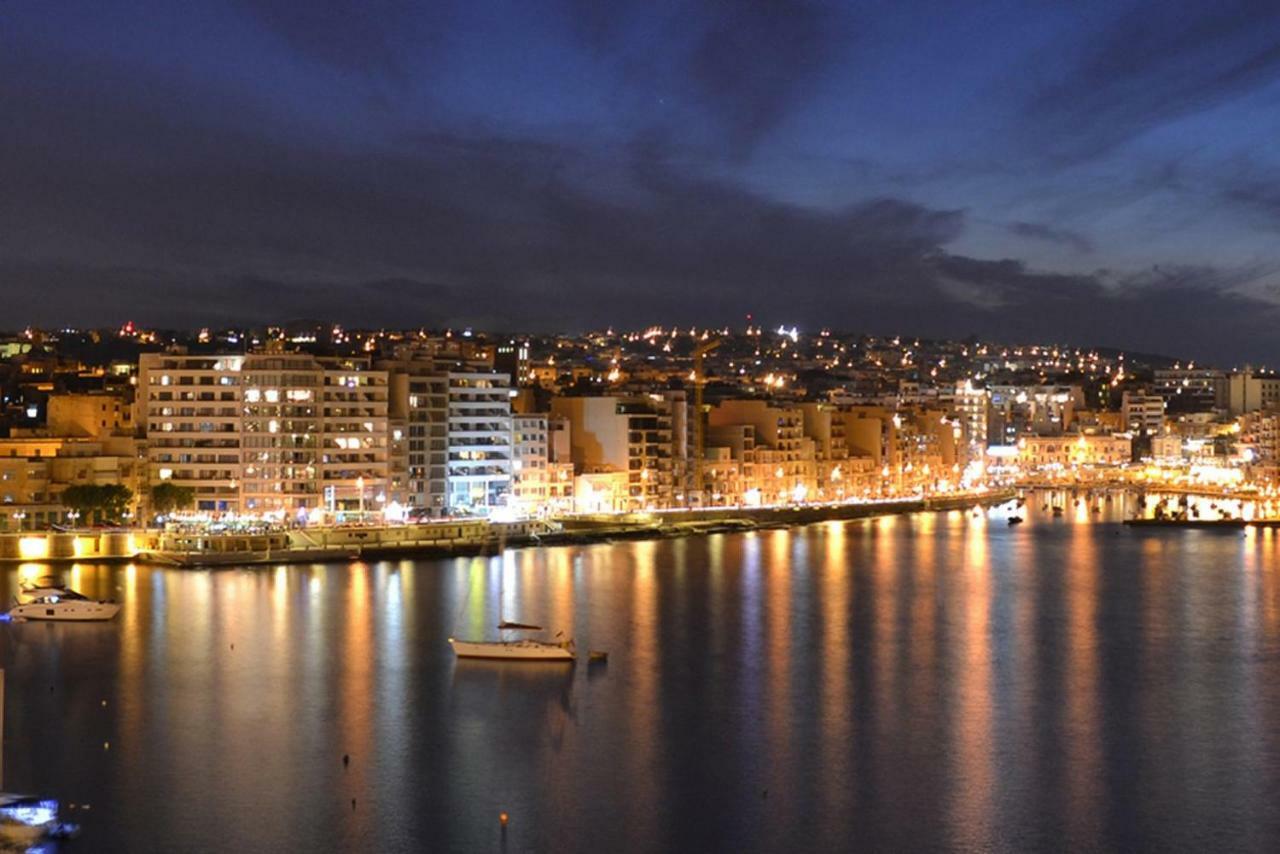 Seafront Apartment In Sliema With Pool, Upmarket Complex Bagian luar foto