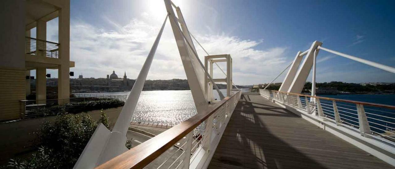 Seafront Apartment In Sliema With Pool, Upmarket Complex Bagian luar foto
