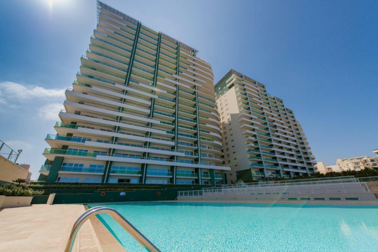 Seafront Apartment In Sliema With Pool, Upmarket Complex Bagian luar foto