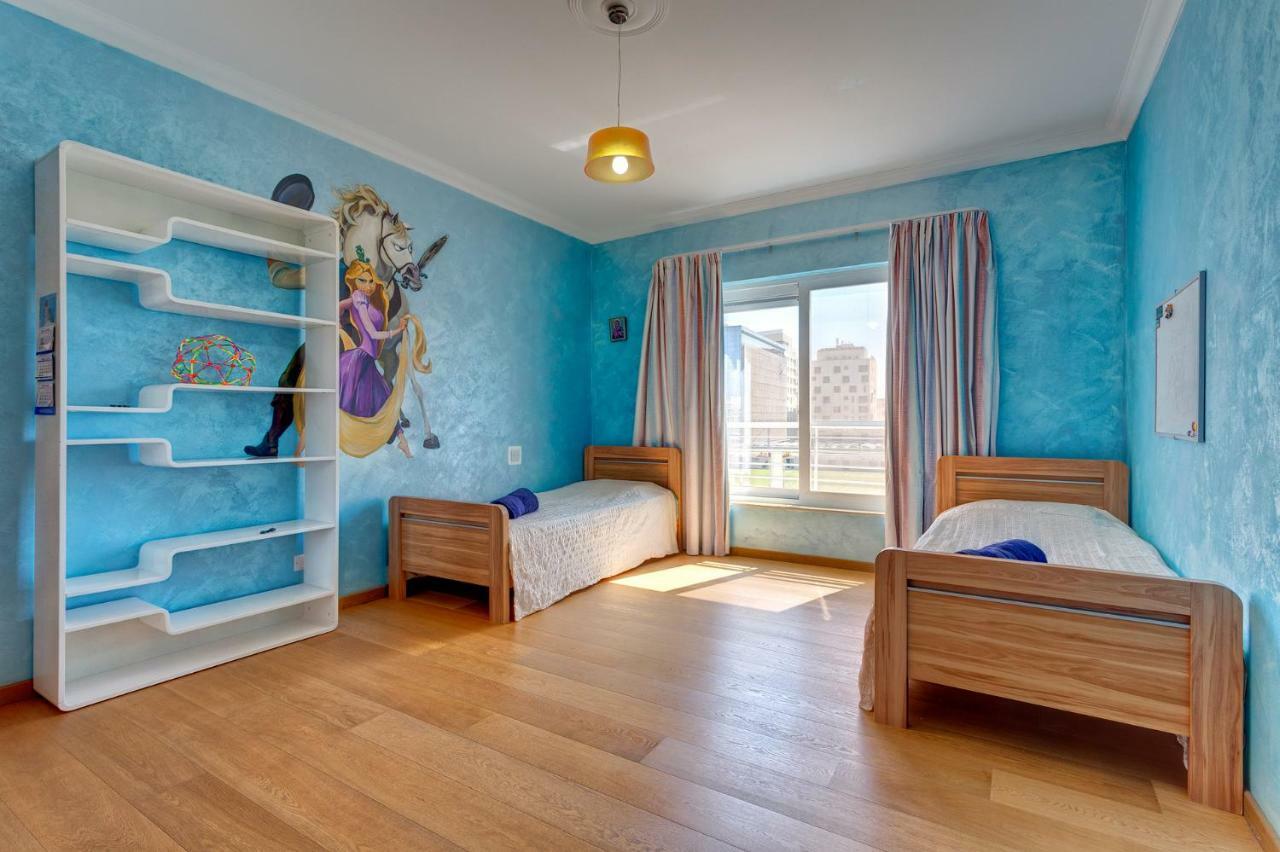 Seafront Apartment In Sliema With Pool, Upmarket Complex Bagian luar foto