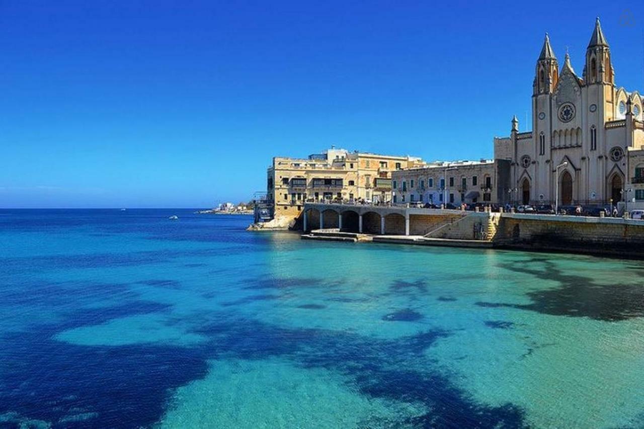 Seafront Apartment In Sliema With Pool, Upmarket Complex Bagian luar foto