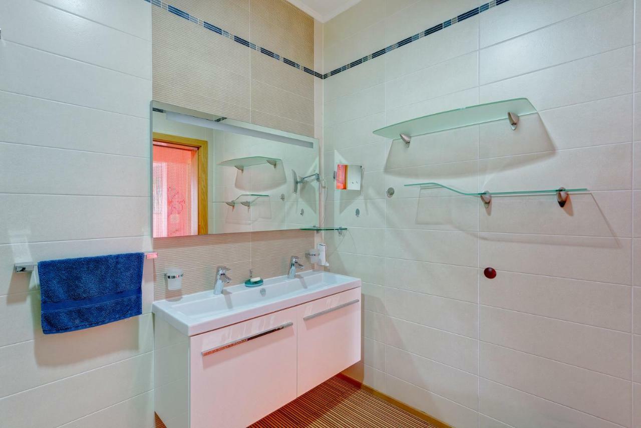 Seafront Apartment In Sliema With Pool, Upmarket Complex Bagian luar foto