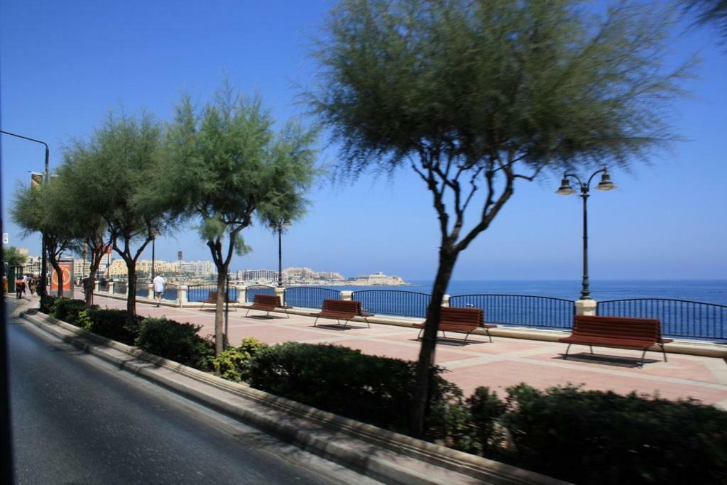 Seafront Apartment In Sliema With Pool, Upmarket Complex Bagian luar foto
