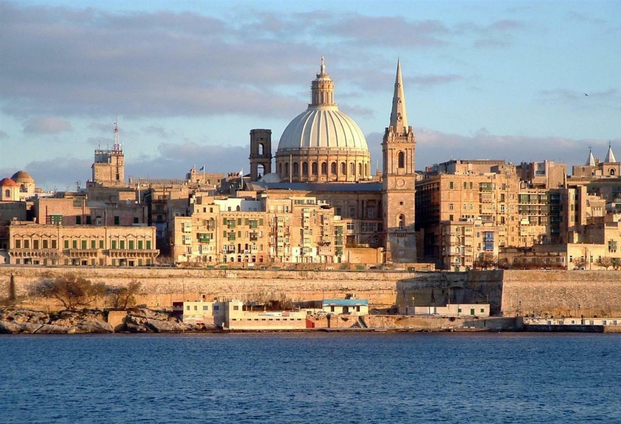 Seafront Apartment In Sliema With Pool, Upmarket Complex Bagian luar foto