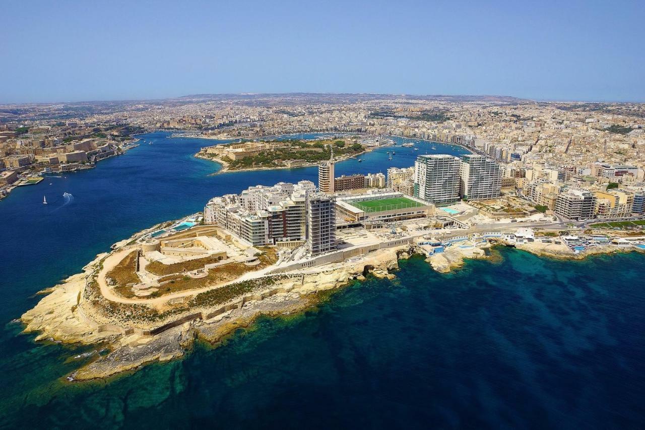 Seafront Apartment In Sliema With Pool, Upmarket Complex Bagian luar foto