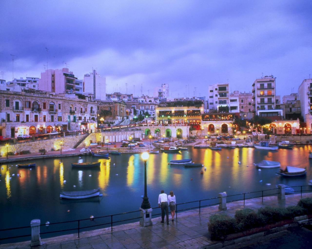 Seafront Apartment In Sliema With Pool, Upmarket Complex Bagian luar foto