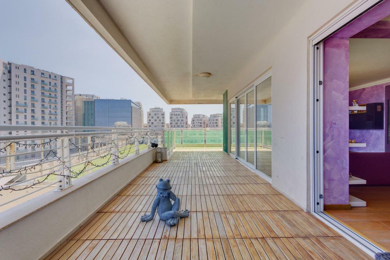 Seafront Apartment In Sliema With Pool, Upmarket Complex Bagian luar foto